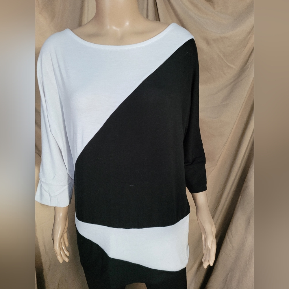 Medium Womens 3/4 sleeve Pullover top.by Maurices (Black/White Stripes)